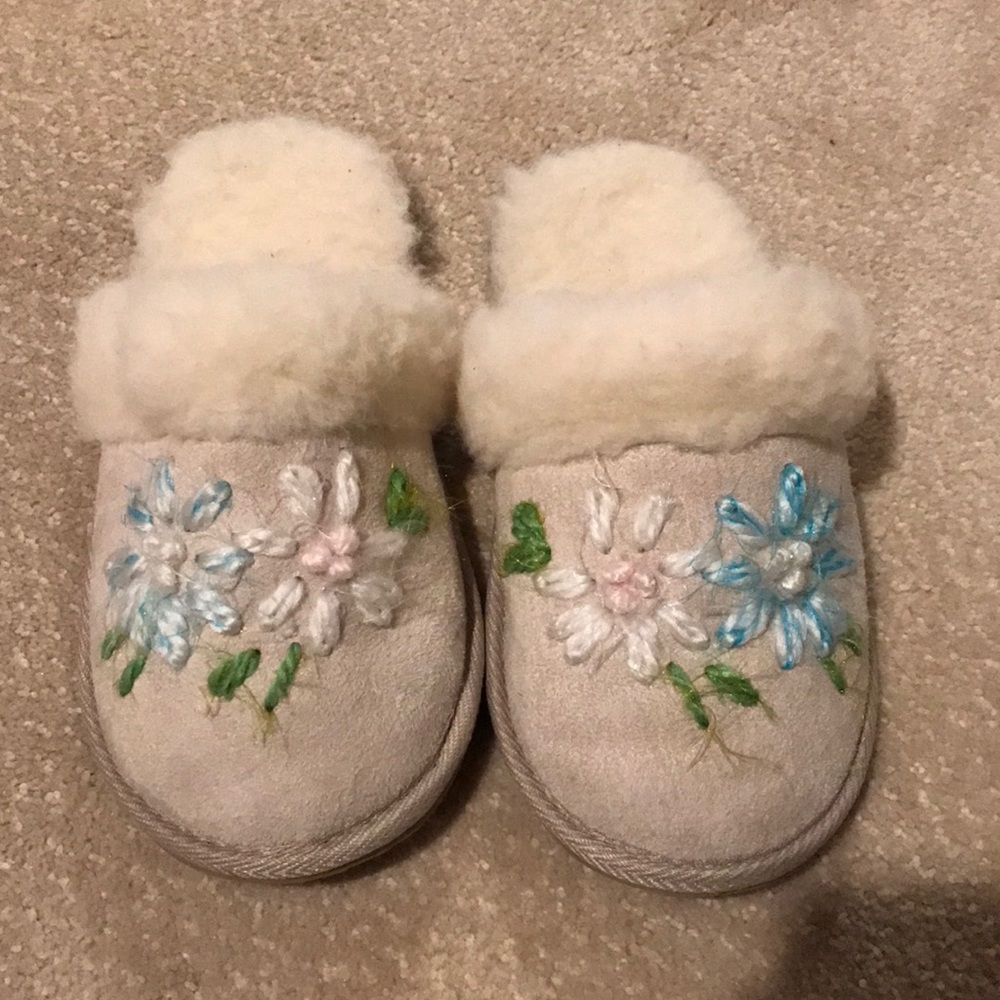 Floral cream slippers